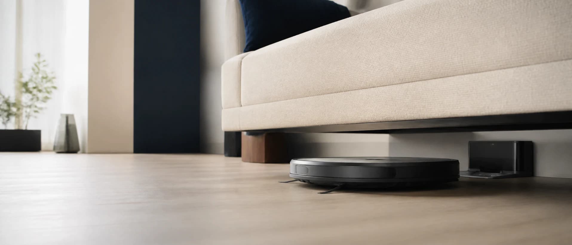 KI-generierter flacher Saugroboter unter einem niedrigen Sofa